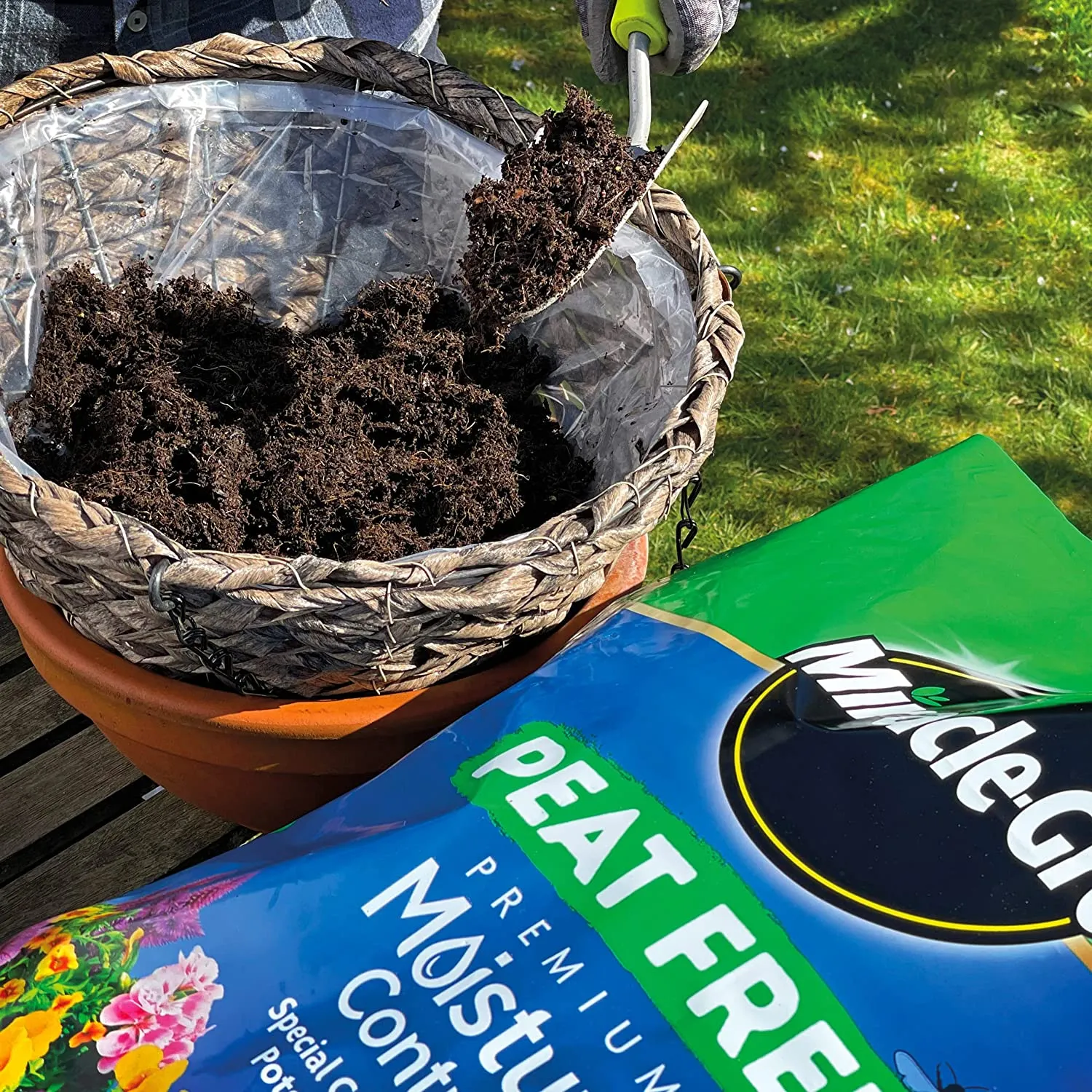 Miracle-Gro 40L Peat Free Premium Moisture Control Compost